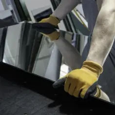 Jak powstaje lustro? Odkryj sekrety produkcji i używanych materiałów