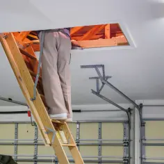 Jak stylowo wykończyć właz na strych? Modne metody na wygodny i bezpieczny właz