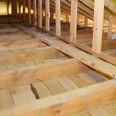 Jak skutecznie ocieplić podłogę na strychu? Porady i materiały do izolacji stropu