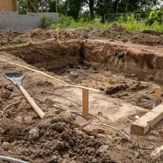 Dół pod fundament: jak uniknąć błędów podczas budowy?