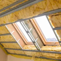 Jak skutecznie zabezpieczyć wełnę mineralną na poddaszu? Porady na skuteczną hydroizolację i wentylację