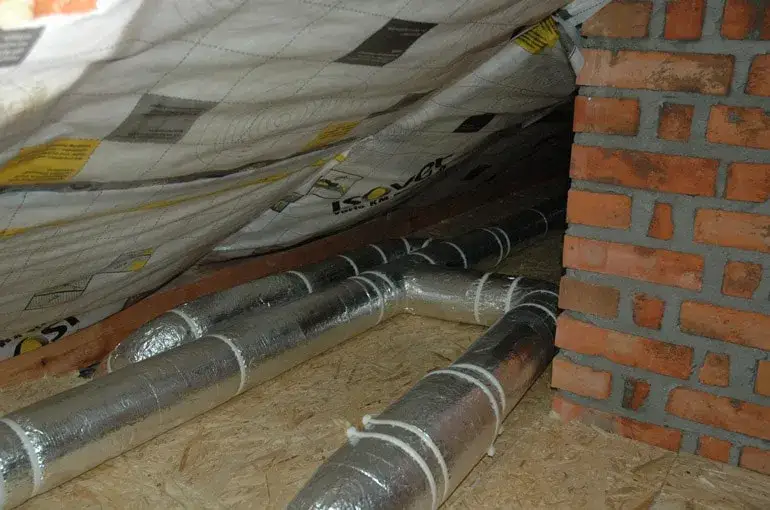 Zdjęcie Jak prawidłowo ocieplić rury wentylacyjne na poddaszu: skuteczna instrukcja