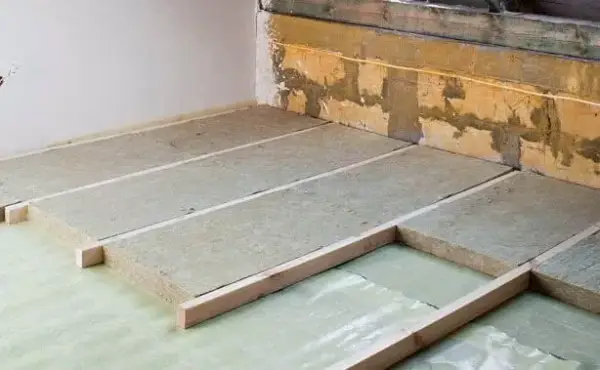Jak zaprojektować funkcjonalną podłogę na starym strychu - poradnik krok po kroku